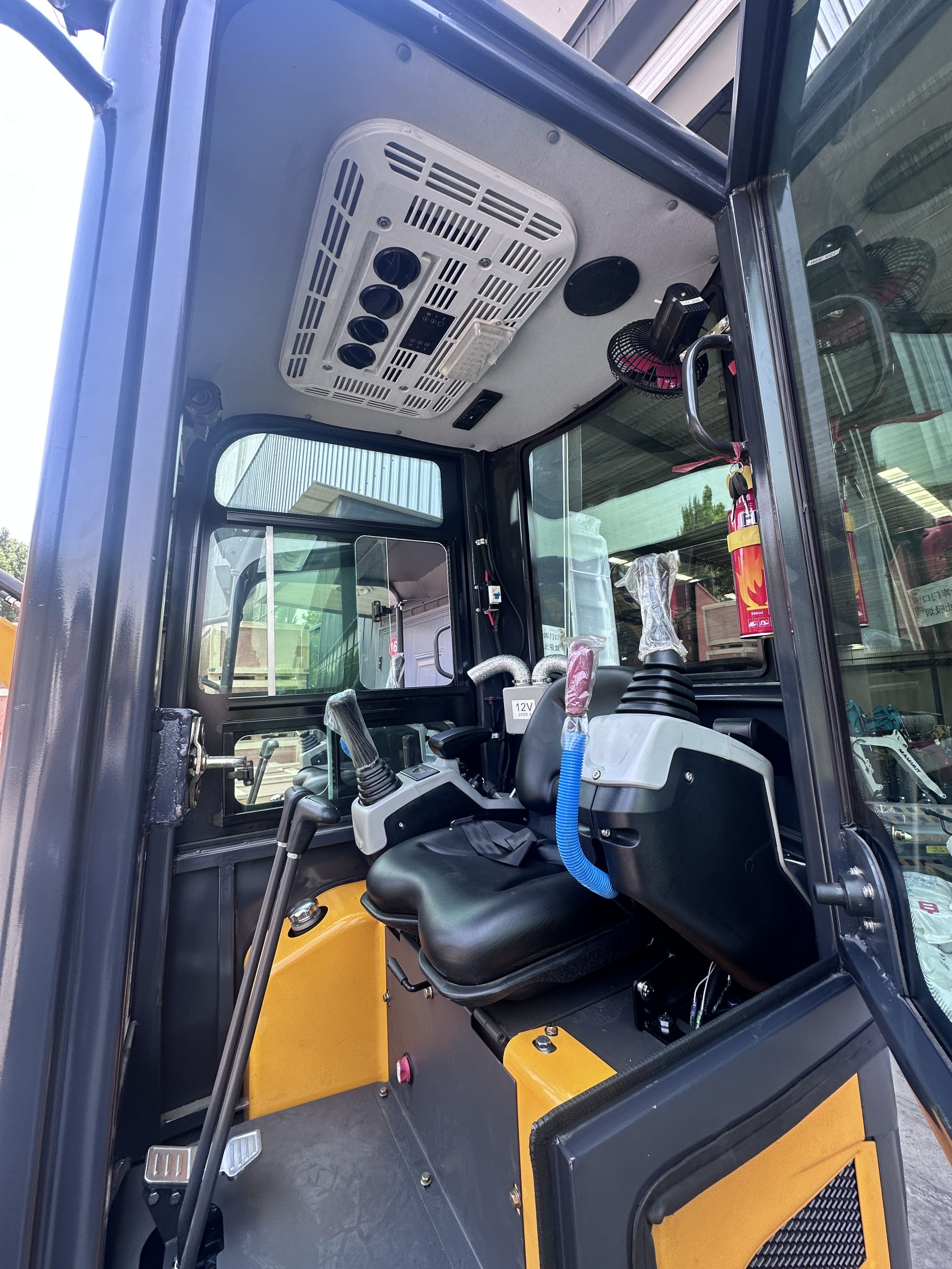 1.8T Brand New Mini Excavator Kubota 722 Engine Air Con Cabin Farm Landscape Digger - Image 2